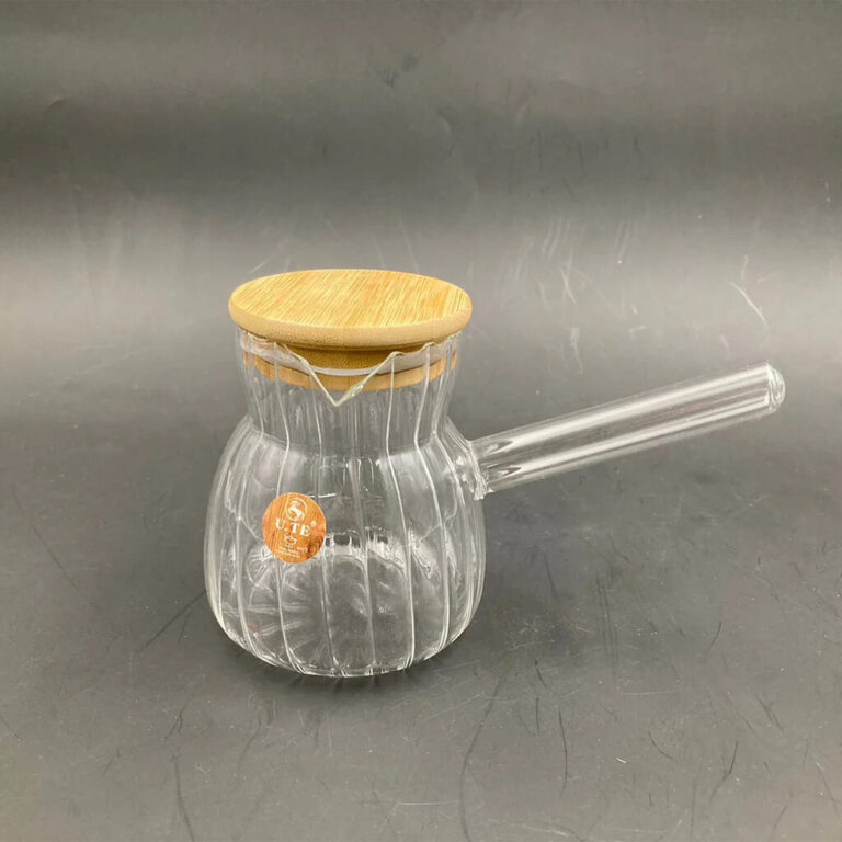 staklena džezva sa drvenim poklopcem