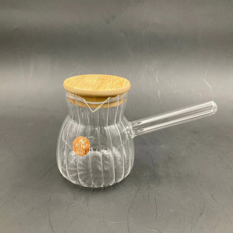 staklena džezva sa drvenim poklopcem