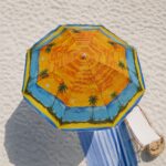 Plažni suncobran za odmor uz more jezero ili bazen