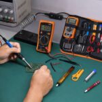 Električarski alat u setu omogućava praktičan rad na kućnim instalacijama, popravkama i montaži opreme