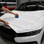 Bijela auto folija 1,52x18m pogodna je za presvlačenje vozila uz jednostavno postavljanje i uredan završetak