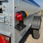 Crveno-žuta signalna LED lampa omogućava jasnu vidljivost i označavanje na vozilima ili prikolicama