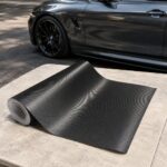 Folija za oblaganje automobila pruža moderan karbon izgled i pomaže u zaštiti originalne površine