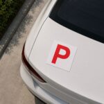 Magnetna P oznaka za auto izrađena od kvalitetnog materijala za brzo i sigurno postavljanje