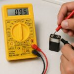 Mjerni uređaj za električare pogodan je za testiranje kablova, baterija, osigurača i elektronskih komponenti