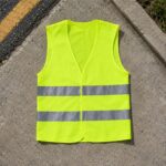 Zaštitni prsluk za radnike pogodan je za gradilišta, skladišta, puteve i druge radne prostore