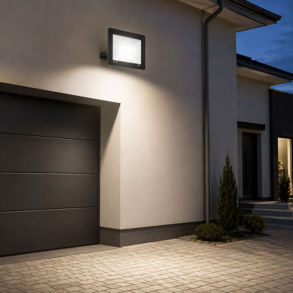 LED reflektor za snažno i ravnomjerno osvjetljenje prostora