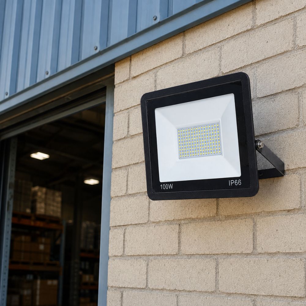 Reflektor LED za dvorište, garažu, radionicu i skladište