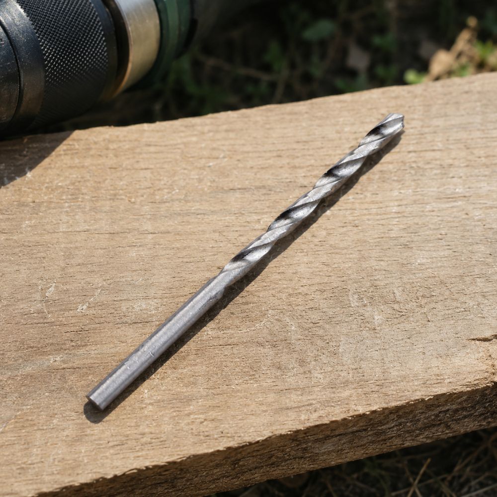 Svrdlo promjera 4,5 mm pogodno je za rad u radionici, montažu i različite popravke