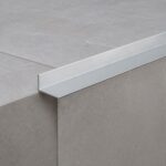 Ugaona lajsna 20x20 mm omogućava uredan završetak na zidovima, pločama, namještaju i drugim površinama