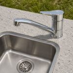 Duga usadna slavina pogodna je za montažu na sudoper, lavabo ili drugu sanitarnu površinu