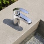 Kratka usadna slavina pogodna je za montažu na lavabo, sudoper ili drugu sanitarnu površinu