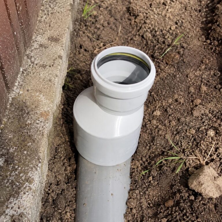 PVC redukcija za kanalizaciju omogućava jednostavan prelaz sa cijevi promjera 160 mm na 110 mm