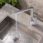Usadna slavina sa lučnim izljevom pogodna je za montažu na sudoper, lavabo ili drugu sanitarnu površinu