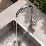 Usadna slavina sa lučnim izljevom pogodna je za montažu na sudoper, lavabo ili drugu sanitarnu površinu