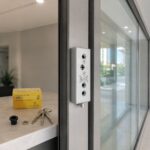 Električna brava za klizna vrata pruža kontrolisano zaključavanje i sigurnost na automatskim ulazima