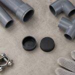 Plastični čep FI 51 N za PVC instalacije, pogodan za završno zatvaranje cijevi.