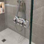 Ručka za staklena vrata tuša pogodna je za zamjenu i montažu na različitim modelima tuš kabina