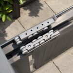 Set za klizna vrata 200 kg pogodan je za montažu većih vrata u stambenim, radnim ili pomoćnim prostorima