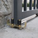 Vodilice za kliznu kapiju sa nosačem za stabilno kretanje krila kapije