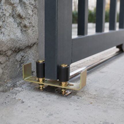 Vodilice za kliznu kapiju sa nosačem za stabilno kretanje krila kapije