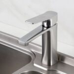 Grafički prikaz moderne inox česme za kupatilski umivaonik sa elegantnim linijama