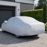 Navlaka za auto protiv kiše pomaže u očuvanju karoserije od vlage, sunca i nečistoća.