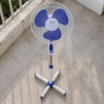 Podni ventilator 45 cm pruža snažno strujanje zraka i podesivu brzinu za ugodnije ljetne dane