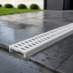 PVC odvodna kanalica lagana je za ugradnju i pogodna za vanjske i unutrašnje površine.