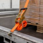 Remen za vezivanje tereta pogodan je za transport, skladištenje i osiguranje različitih predmeta