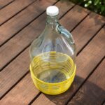 Staklena demižana 5 L sa plastičnom zaštitnom košarom pogodna je za skladištenje i prenošenje napitaka