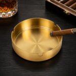 Zlatna pepeljara elegantnog izgleda za sto u domu ili ugostiteljskom prostoru
