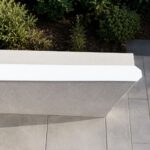 Bijeli PVC ugaoni profil 30x30 mm pogodan je za zaštitu uglova, rubova i spojeva u unutrašnjim prostorima