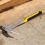 Metalni čekić sa magnetom za lakše pridržavanje eksera i preciznije zakucavanje pri radu