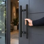 Crni rukohvat za vrata za sigurno i udobno otvaranje