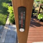Crni sobni termometar dužine 23 cm pruža pregledno očitavanje temperature i uklapa se u različite enterijere