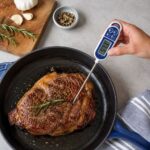 Digitalni termometar za hranu omogućava preciznu kontrolu temperature mesa, mlijeka, ulja i drugih namirnica