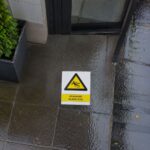 Upozorenje klizav pod pomaže u označavanju mokrih površina i smanjenju rizika od proklizavanja