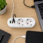 Adapter sa 2 utičnice i USB priključcima pogodan je za povezivanje kućnih aparata i punjenje mobilnih uređaja