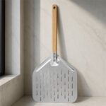 Aluminijumska lopata za pizzu sa drškom 65cm za lako ubacivanje i vađenje pizze iz peći