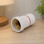 Keramički držač sijalice pogodan je za montažu u plafonjere, zidne lampe i druga rasvjetna tijela