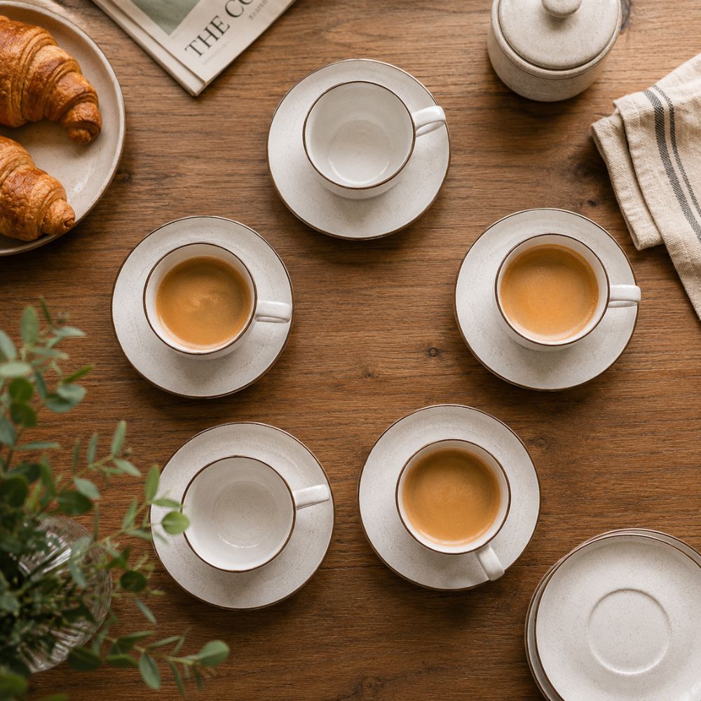 Nordic šoljice sa tacnama modernog dizajna pružaju uredno i elegantno serviranje kafe gostima
