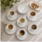 Set šoljica sa tacnama modernog White Line dizajna pruža uredno i elegantno serviranje kafe gostima