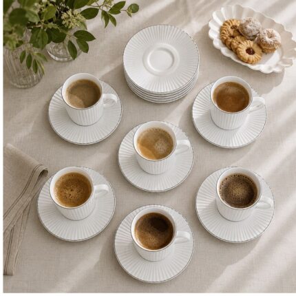 Set šoljica sa tacnama modernog White Line dizajna pruža uredno i elegantno serviranje kafe gostima