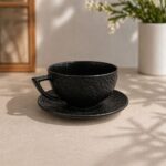 Tamna keramička šoljica Black Stone za posluživanje toplih napitaka
