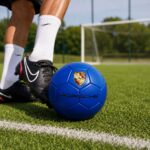 Trenažna fudbalska lopta pruža dobru kontrolu i stabilan let tokom dodavanja, šutiranja i timske igre