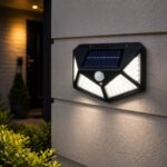 Vanjska solarna lampa pruža praktično osvjetljenje bez električnih instalacija i puni se sunčevom energijom