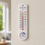 Vektorski prikaz zidnog termometra sa Celsius i Fahrenheit skalom za domaćinstvo