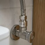 Vodovodni adapter ŽM sa navojem 1/2 i 3/8 pogodan je za montažu slavina, ventila i drugih instalacionih elemenata