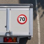 Naljepnica brzine za vozilo omogućava vidljivo označavanje ograničenja na kamionu, prikolici ili radnoj mašini